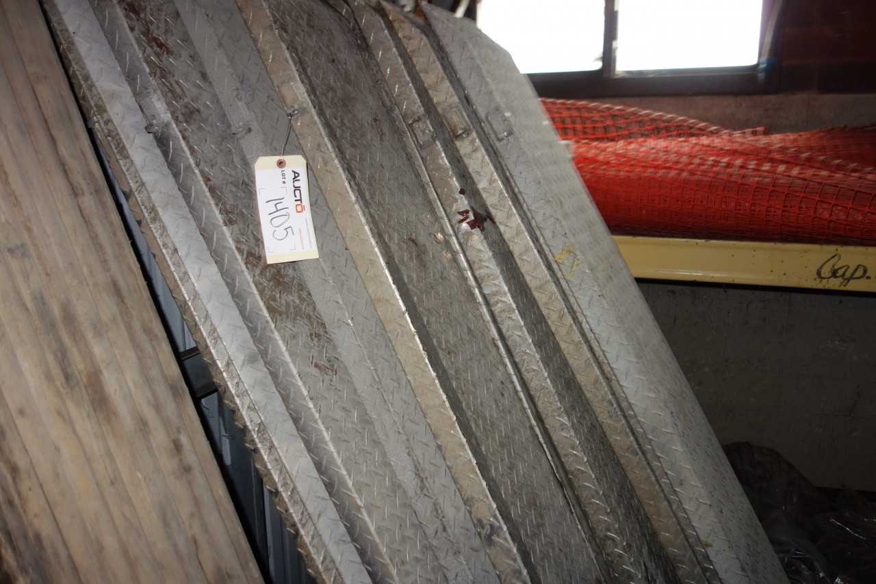 LOT OF 16 DIAMOND PLATED PLANKS - ELECTRIC POWER TOOLS