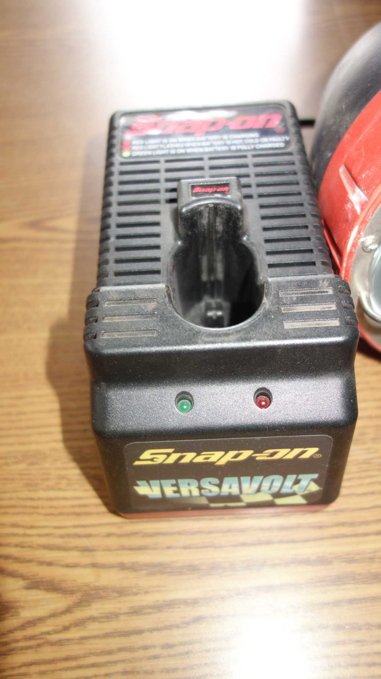 LOT OF 2 SNAP ON CTL3918 RECHARGEABLE SPOTLIGHT - ELECTRIC POWER TOOLS