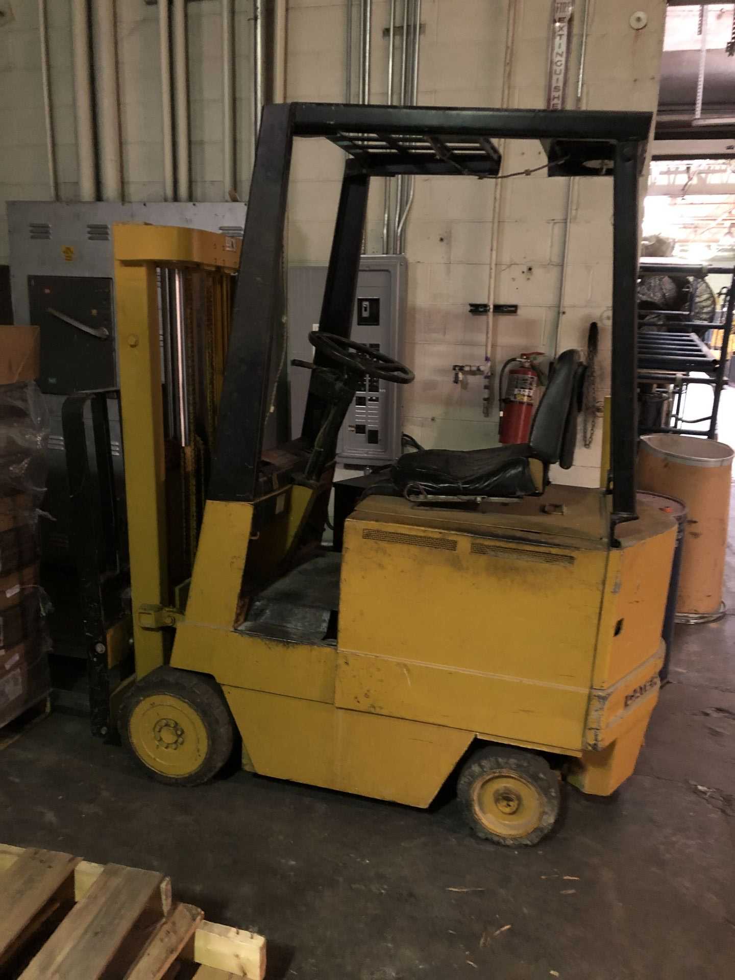 Caterpillar MC30 Electric Forklift - SIT-DOWN FORKLIFTS