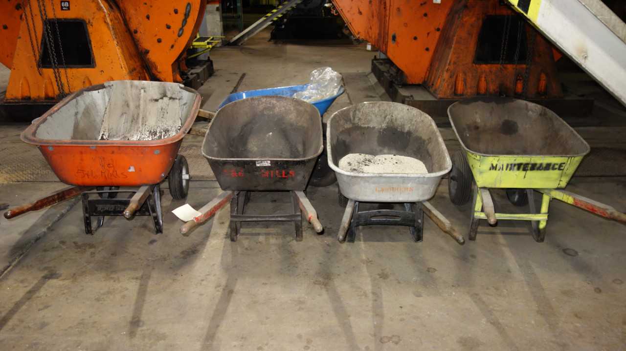 LOT OF 5 WHEELBARROWS - MISCELLANEOUS