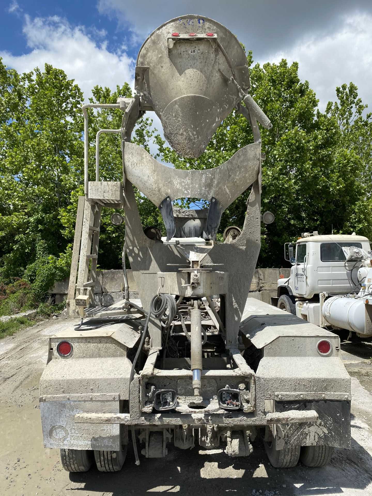 2003 MACK 600 DM600 READYMIX CONCRETE MIXER TRUCK - MIXER TRUCKS