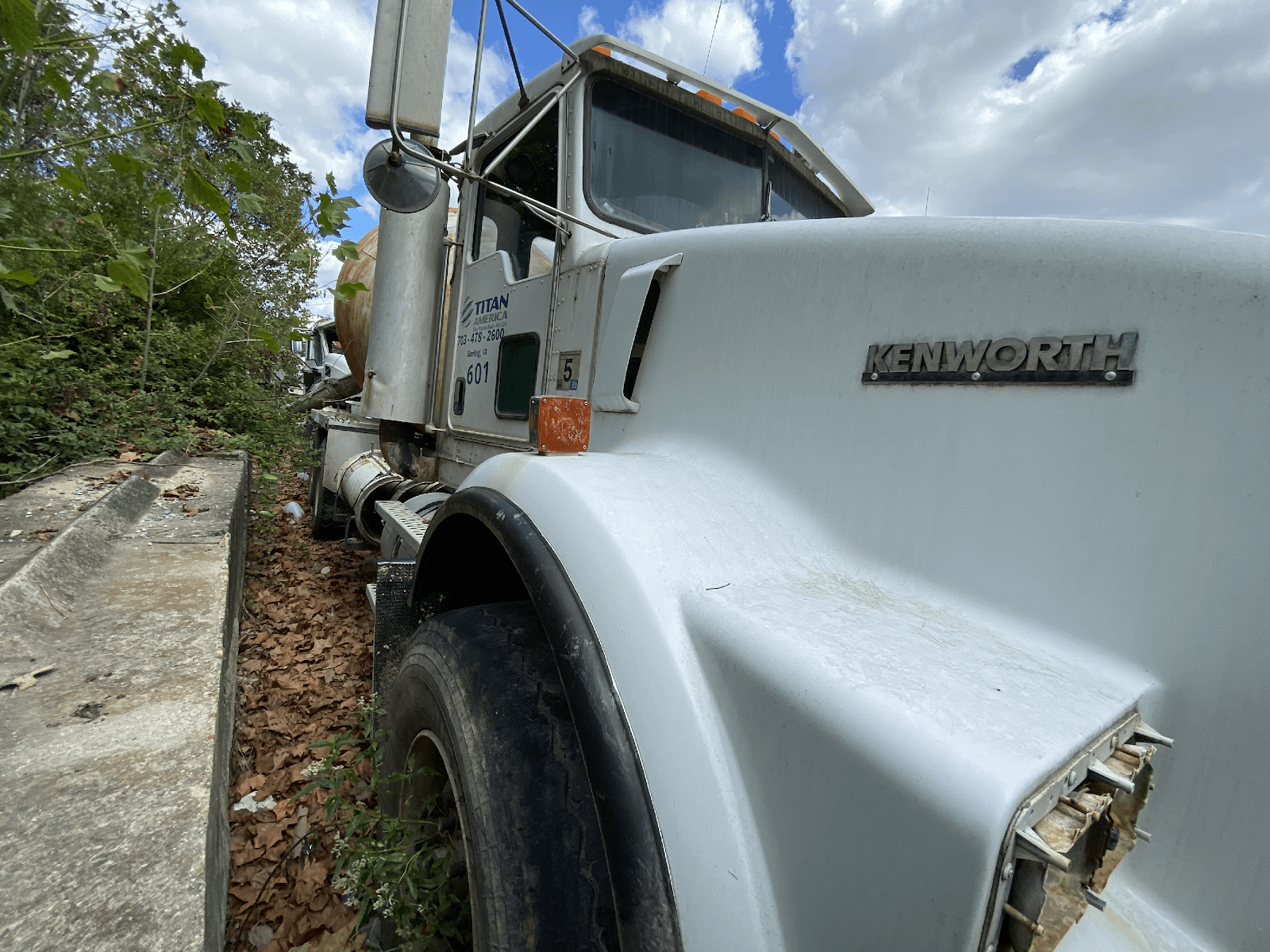 2005 KENWORTH T800B READYMIX CONCRETE TRUCK - HYDRO EXCAVATOR TRUCKS