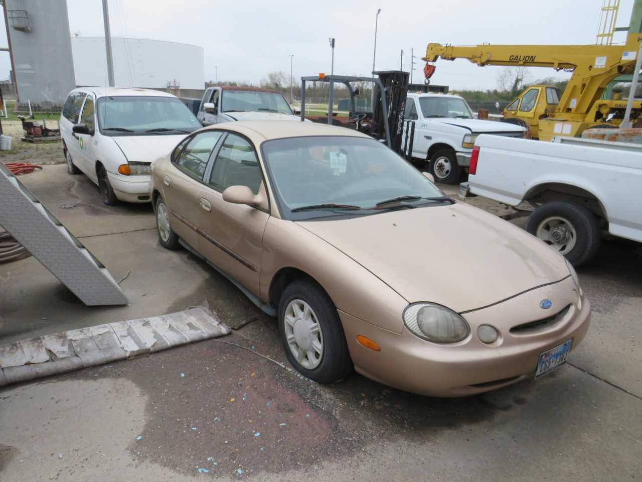 1996 FORD TAURUS 4 DR SDN FWD 6 CYL - BUSES