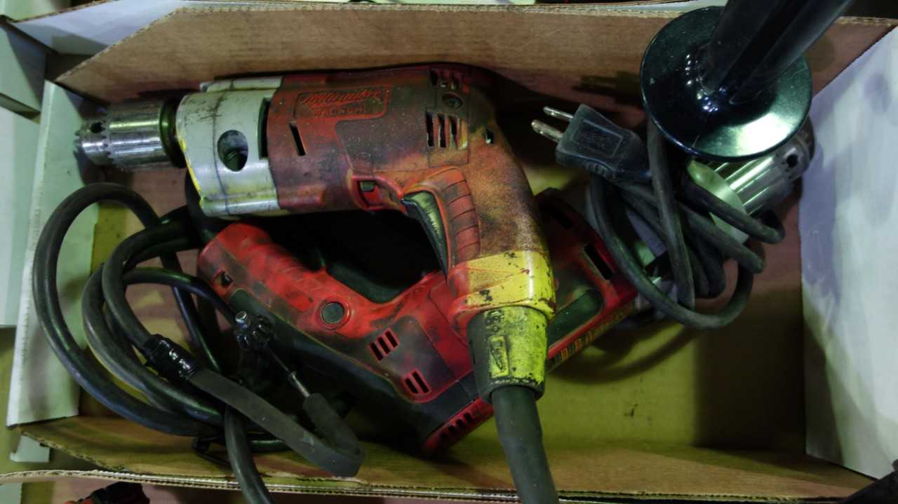 LOT OF 2 MILWAUKEE MAGNUM HOLESHOOTER ELECTRIC DRILLS 120V-AC - ELECTRIC POWER TOOLS
