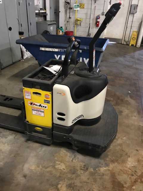 2005 Crown PE4000-60 rider pallet jack, Grand Rapids, MI - MANUAL PALLET JACKS
