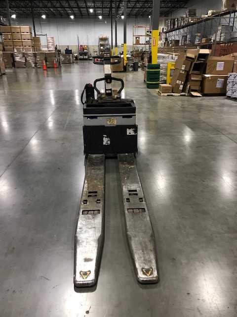 2005 Crown PE4000-60 rider jack, Hebron, KY - MANUAL PALLET JACKS