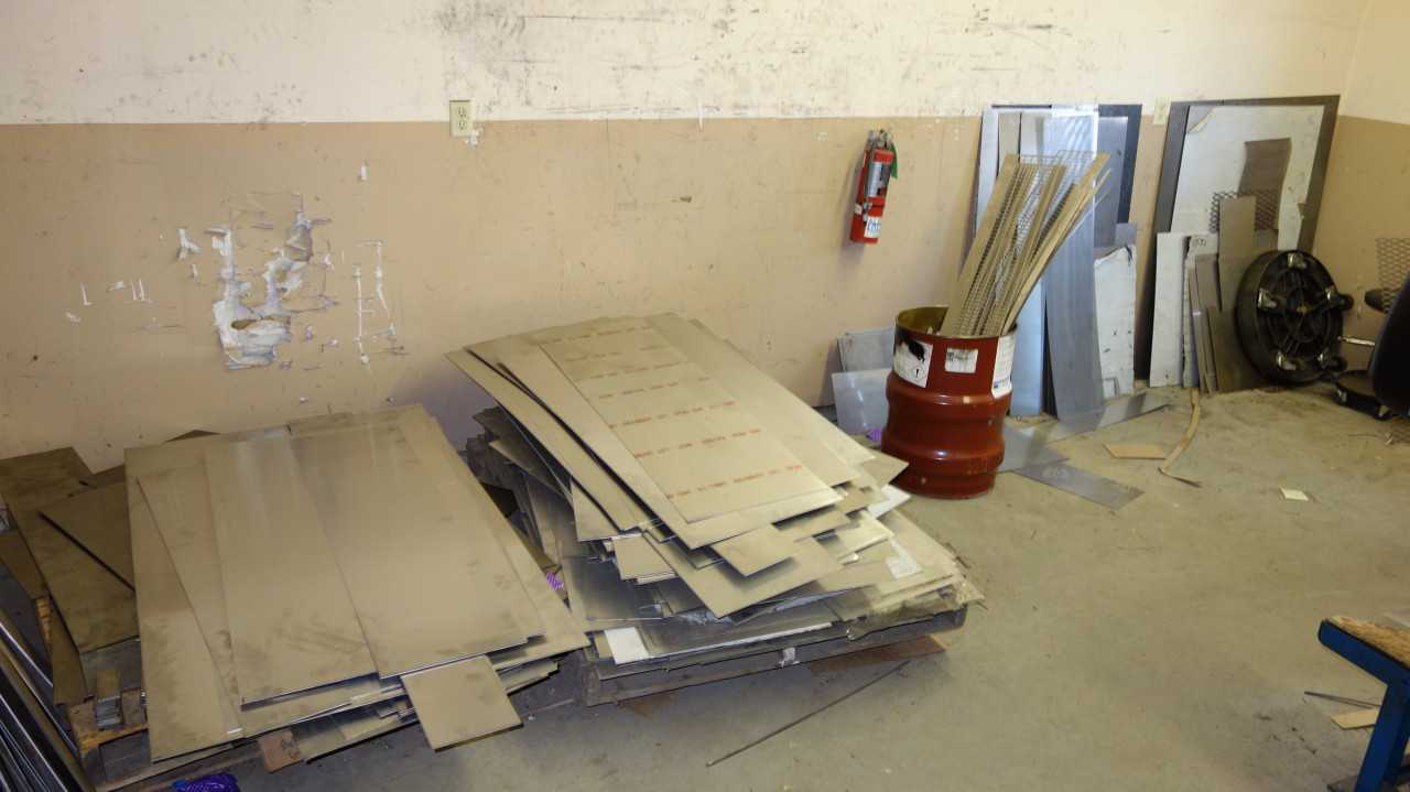 2 PALLETS OF ASSORTED SHEET METAL AND STANLESSS GRILL & ALUMINUM SHEETS ON WALL - MATERIAL HANDLING