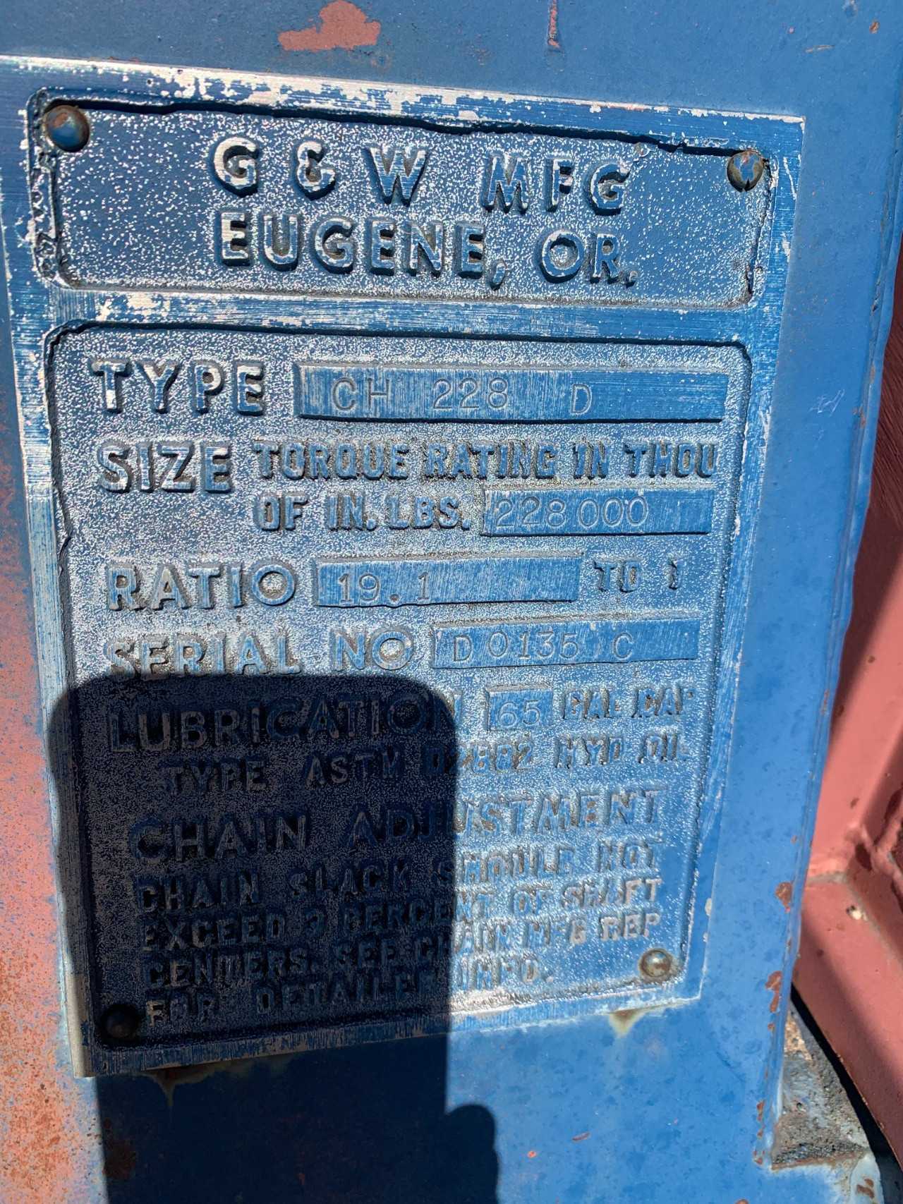 228 Sterling Box (GW) has HS pinion/bull sprocket, int HS spro/int bull pinion on concrete, complete box except for chains - PALLET JACKS
