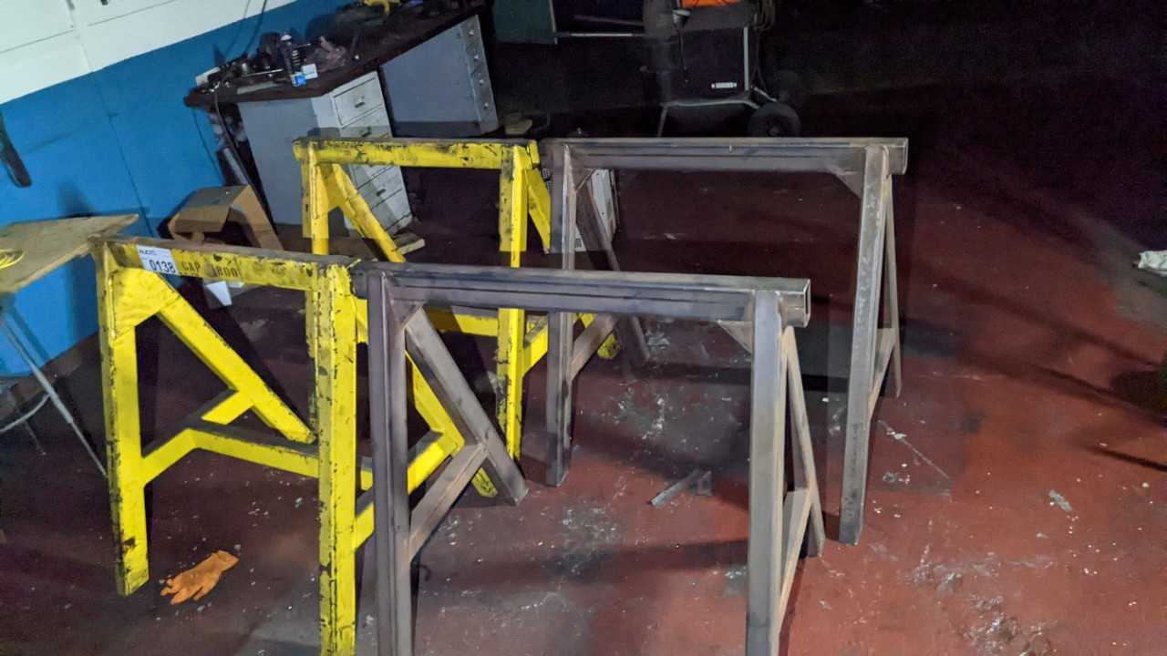 Lot of 4 horseshoe steel stands - MATERIAL HANDLING