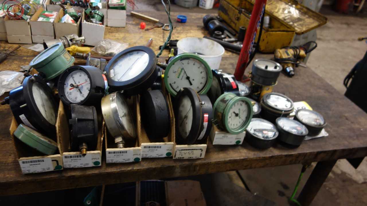 LOT OF 6 TOTES OF ASSORTED PNEUMATIC PRESSURE GAUGES, DWYER, WIKA - INDUSTRIAL PARTS