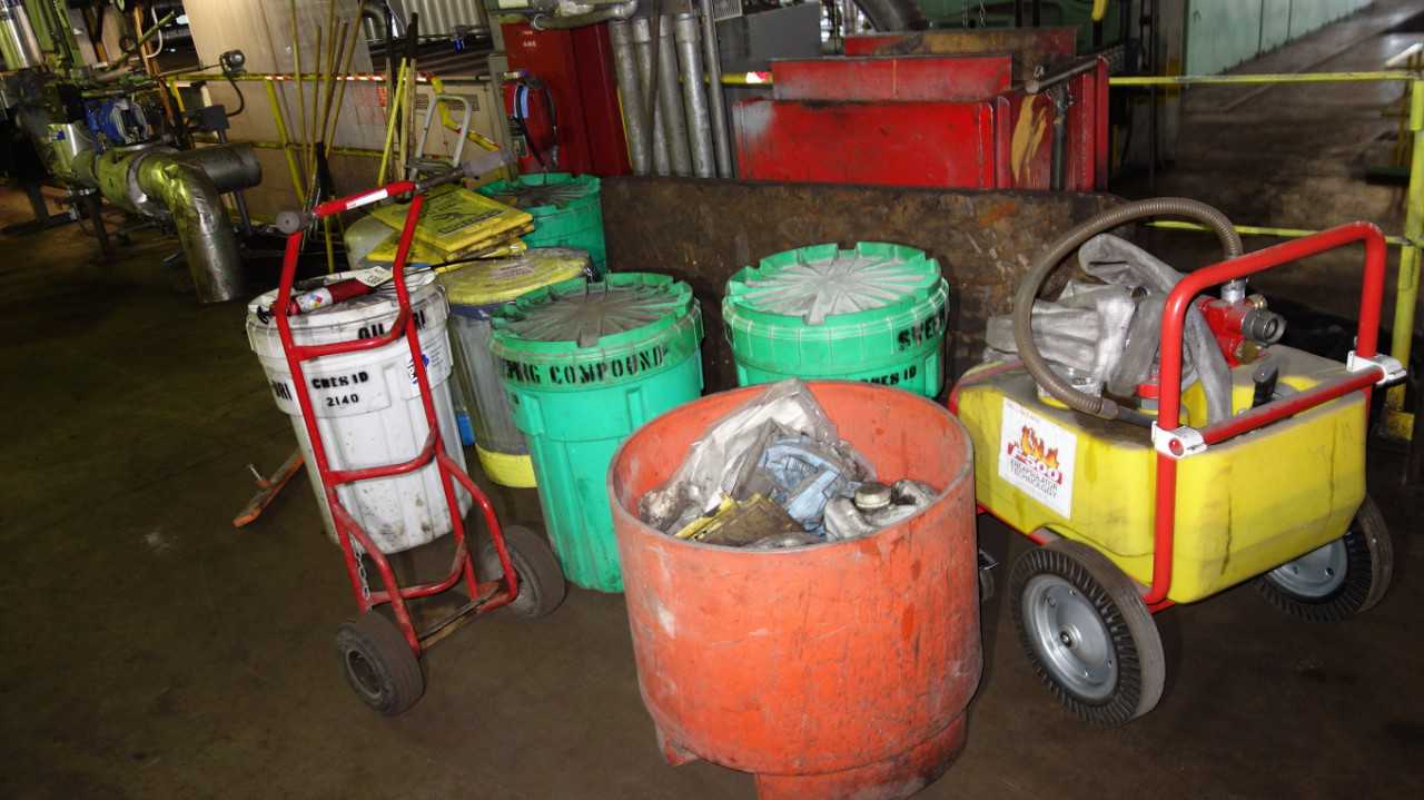 LOT OF ASSORTED TRASH BINS, BROOMS, TOOLS, CARTS - ELECTRIC POWER TOOLS