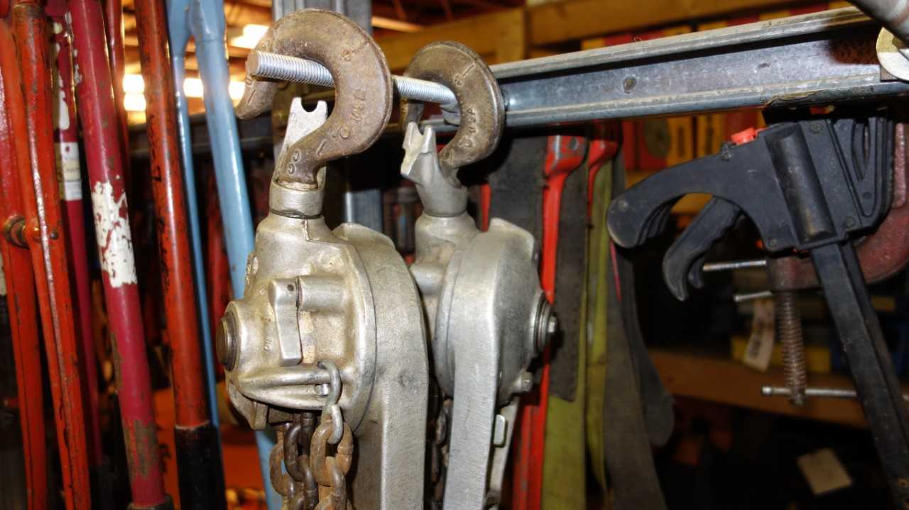LOT OF 2 1 CHAIN 1 TON CHAIN HOIST COME ALONG - LIFTING EQUIPMENT