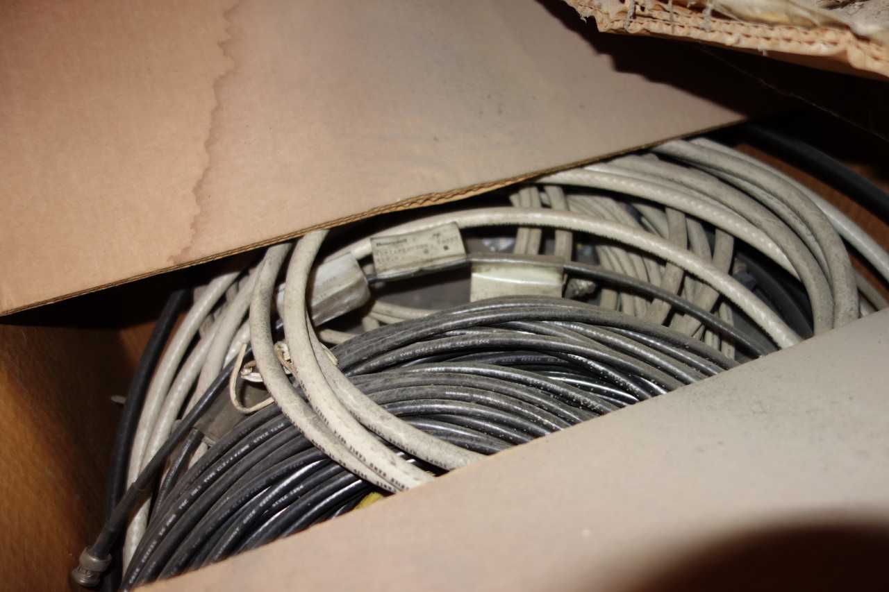 ASSORTED LOT OF ELECTRICAL SQUARE D SY/MAX AND THERMO ENVIRONMENTAL ANALYZERS - ELECTRICAL COMPONENTS