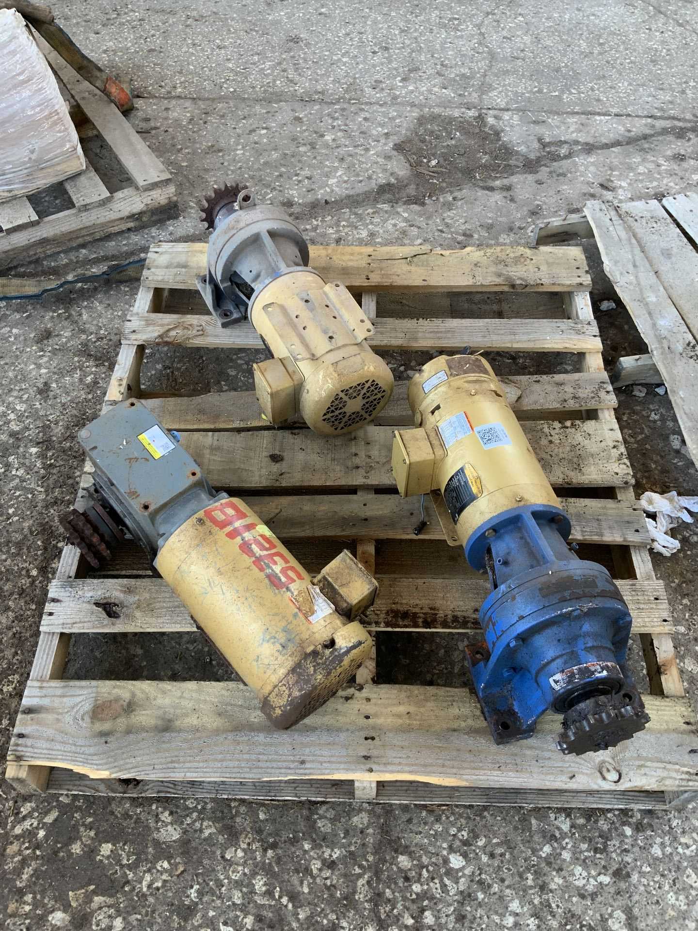QTY 3 - BALDOR GEARMOTORS - GEARMOTOR