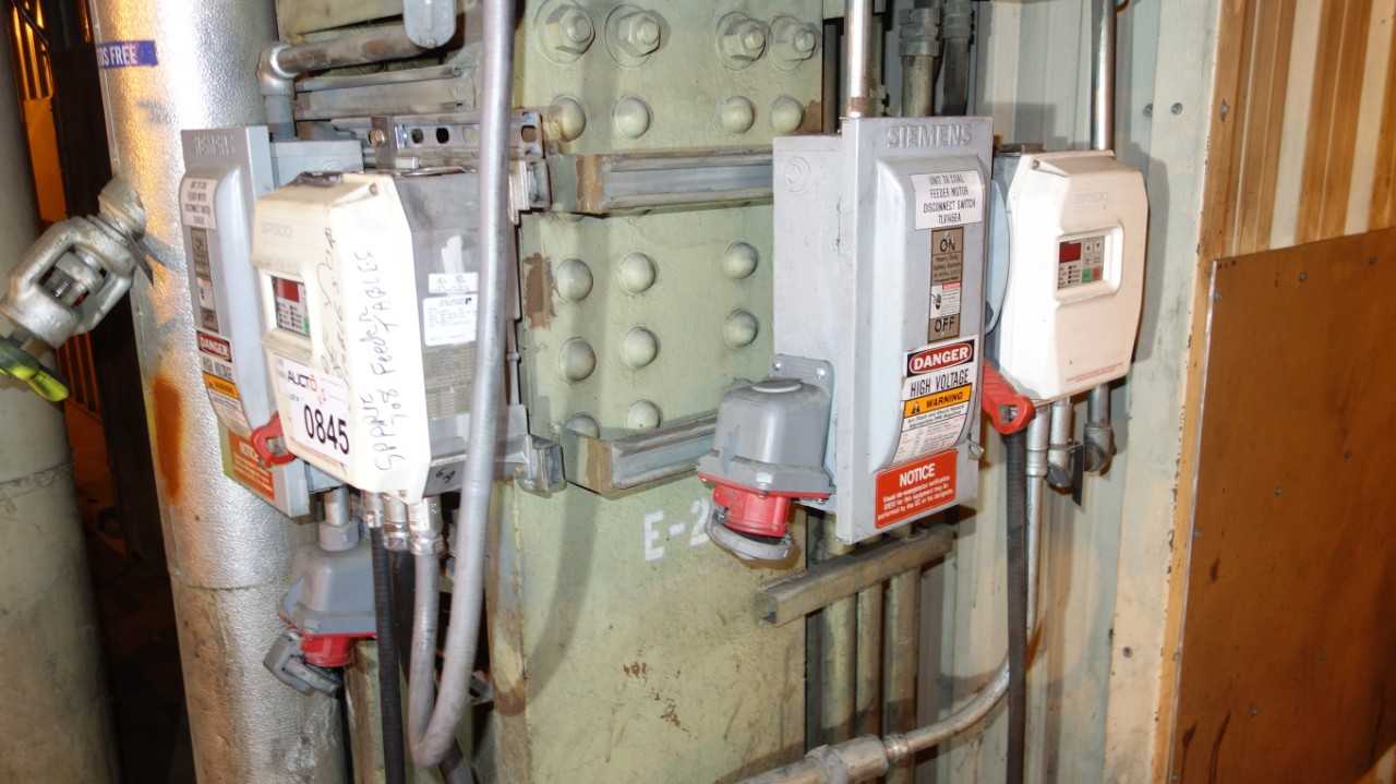 LOT OF 2 RELIANCE SP500 480V-AC MOTOR DRIVE W/ 2X SIEMENS 30A DISCONNECT - ELECTRIC MOTORS