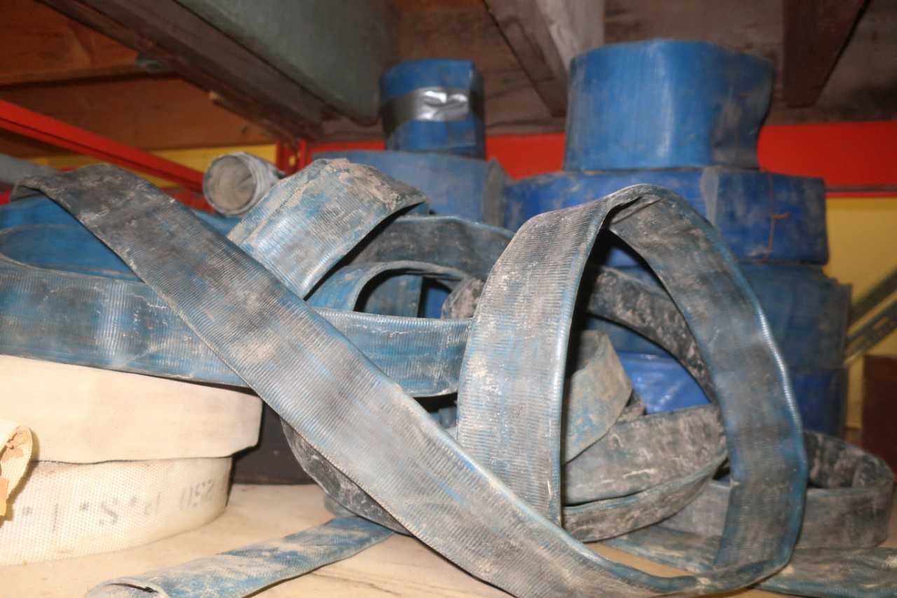 CONTENTS OF SHELF SECTION, ASSORTED WATER HOSES - ELECTRIC POWER TOOLS