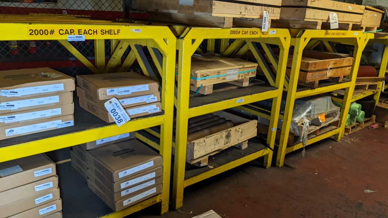 Lot of 5 shelves no contents - SHELVING