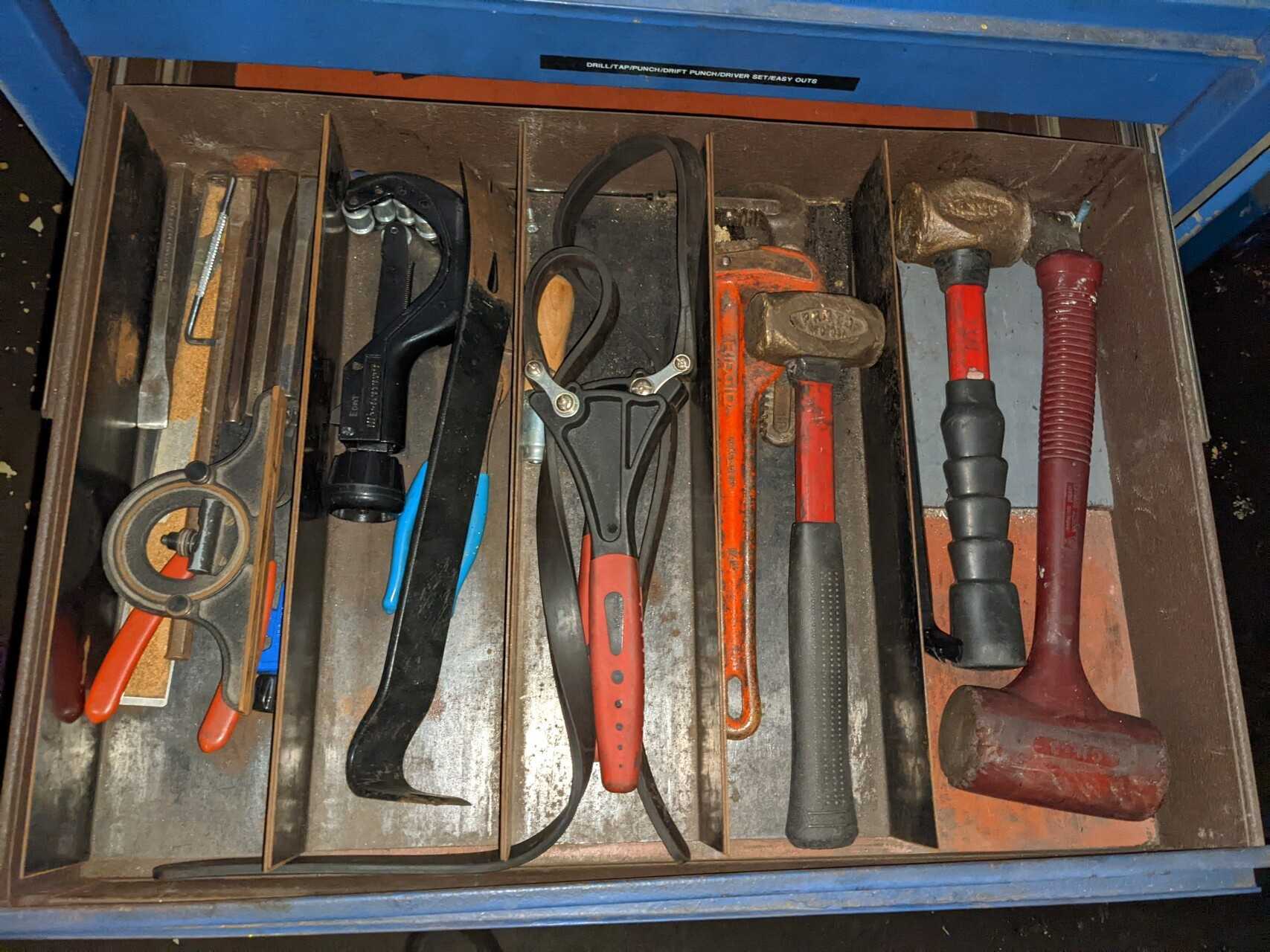 5 DRAWER ROLLING TOOL CABINET WITH CONTENTS, ASSORTED TOOLS, ALLEN KEYS, HAMMERS, CROWBARS - HAND TOOLS