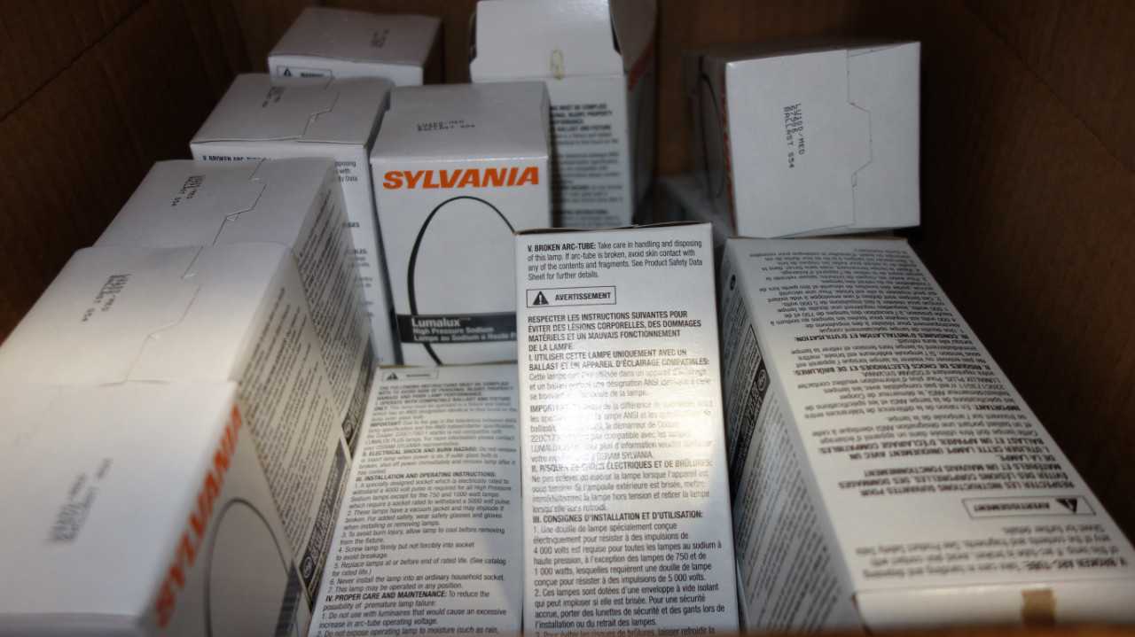 CONTENTS OF 4 SHELF COLUMNS, LIGHT BULBS - LIGHTING