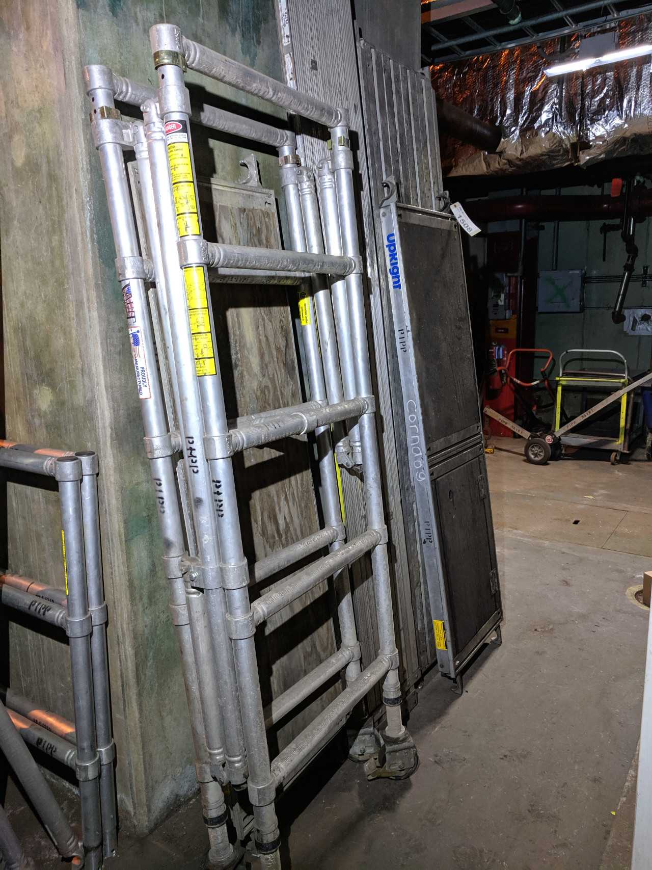 ASSORTED VAULT AND UPRIGHT SCAFFOLDING - HAND TOOLS