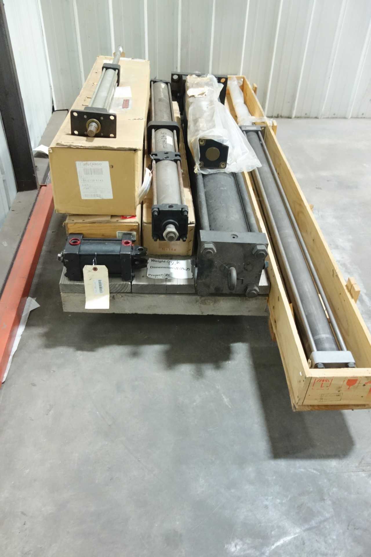 LOT OF ASSORTED HYDRAULIC AND PNEUMATIC CYLINDERS - PNEUMATIC CYLINDERS & ACTUATORS