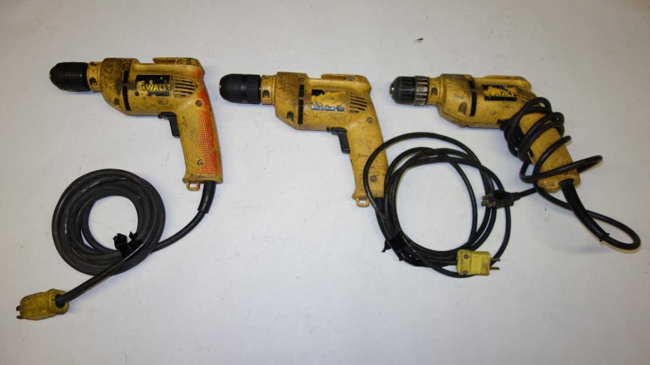 LOT OF 3 ASSORTED DEWALT 3/8 IN VSR CORDED HAMMER DRILLS - ELECTRIC POWER TOOLS