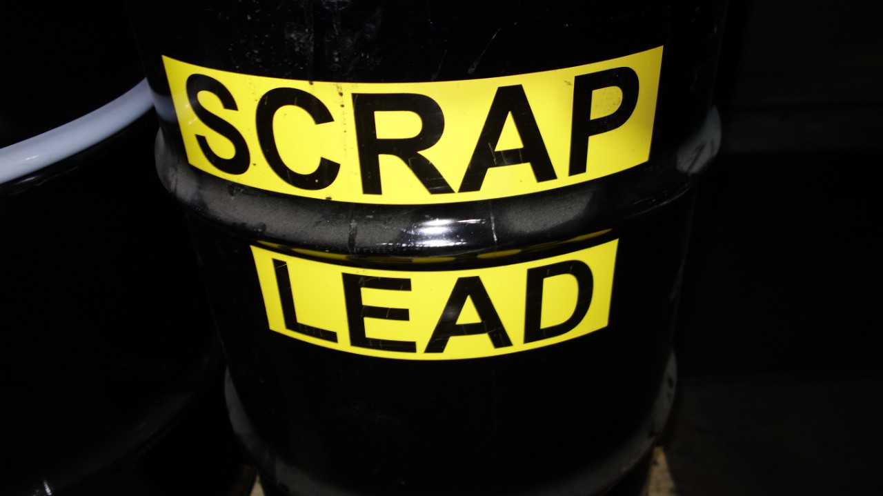 LOT OF 3 BARRELS WITH SCRAP LEAD - ELECTRIC POWER TOOLS