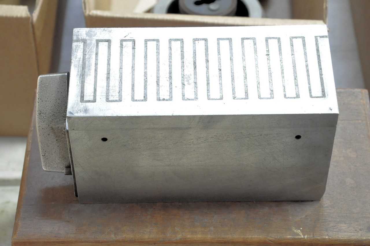 Brown & Sharpe 2 1/2" x 5 1/4" Magnetic Block with Case - PROCESS EQUIPMENT