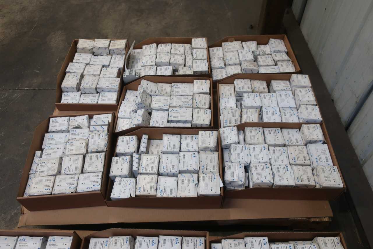 2 PALLETS OF ASSORTED EATON CIRCUIT BREAKERS - CIRCUIT BREAKERS