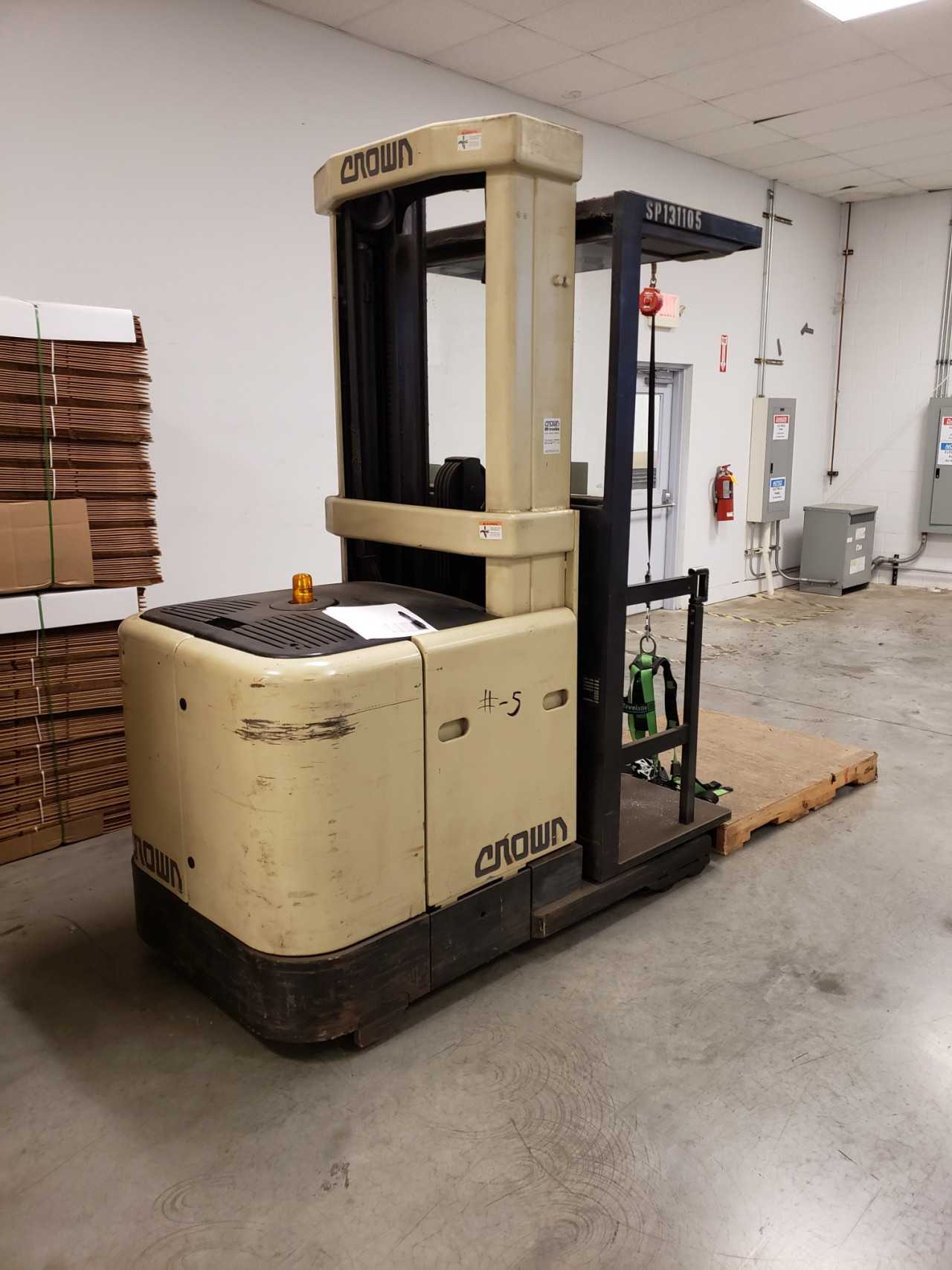 1998 Crown SP3020-30 stock picker, Erie, PA - MATERIAL HANDLING