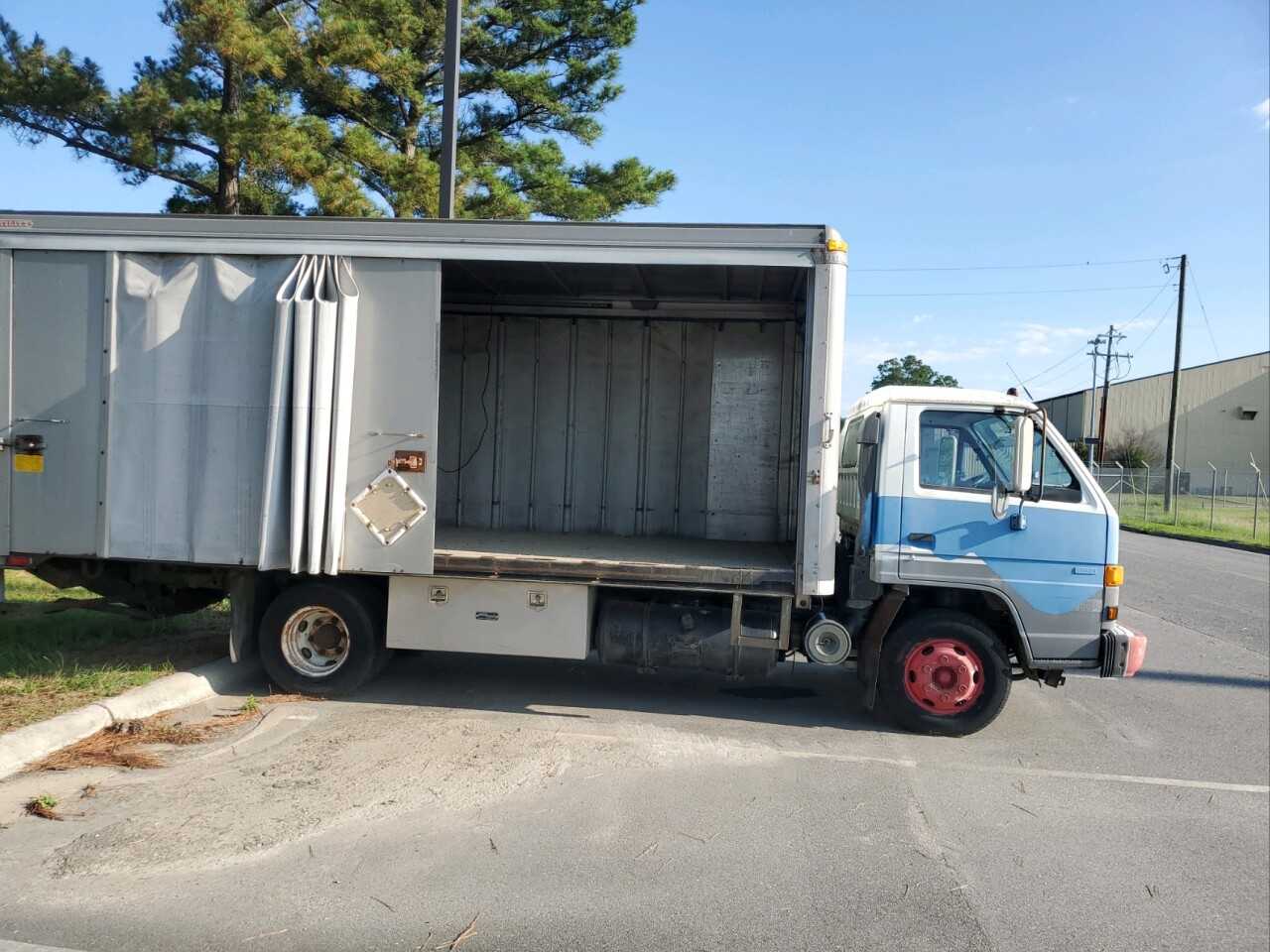 1992 Isuzu Box Truck with Lift Gate and Side Curtain (2491212) SJAFB - HYDRO EXCAVATOR TRUCKS