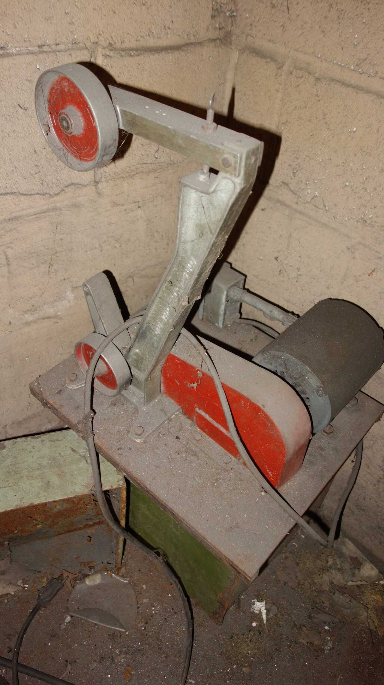 BENCHMASTER 1/4HP 115V-AC BELT SANDER - GRINDING MACHINES