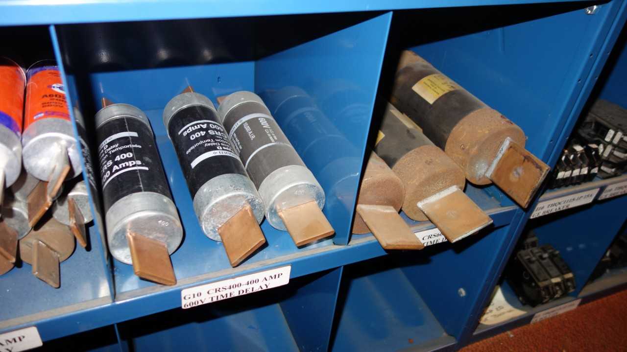 LOT OF ASSORTED FUSES - FUSES