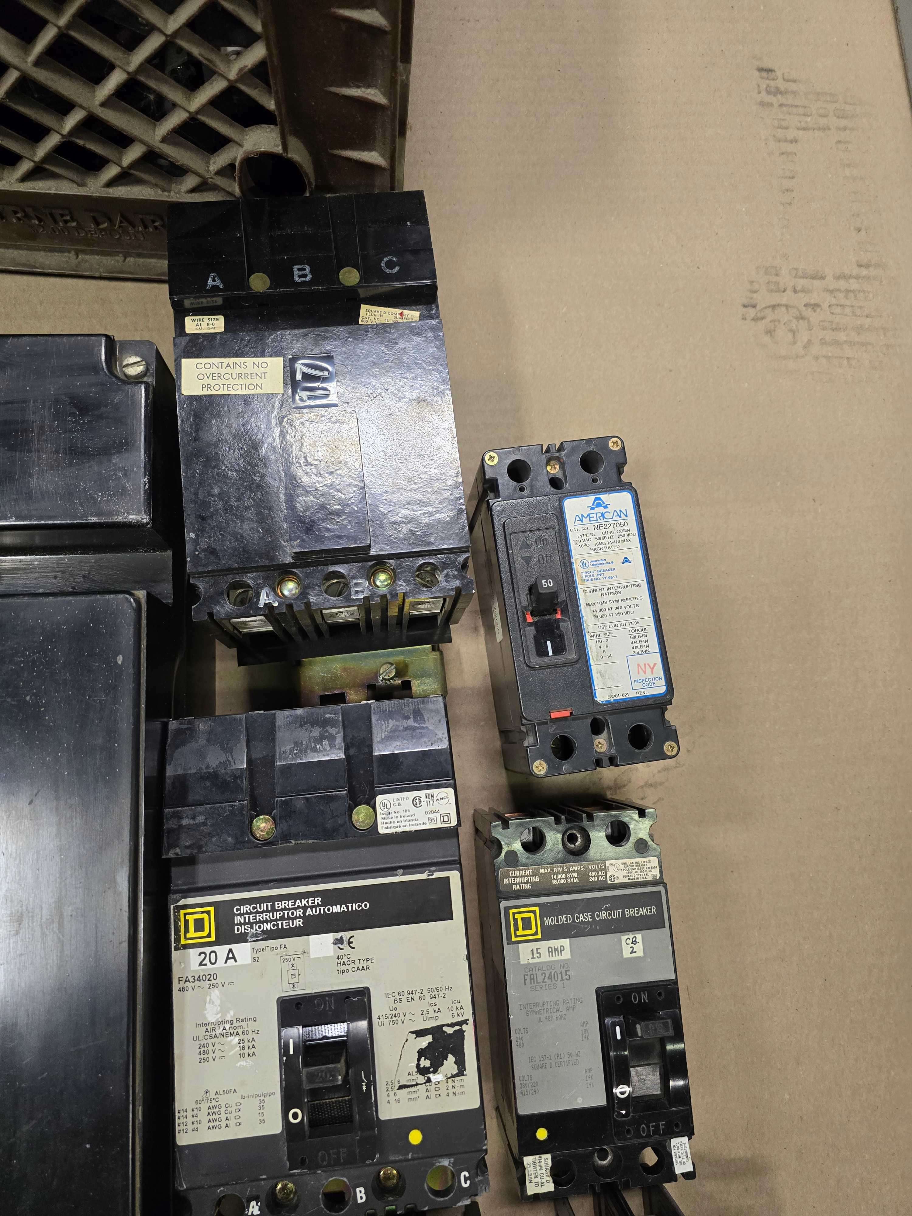 LOT OF ASSORTED CIRCUIT BREAKERS - CIRCUIT BREAKERS