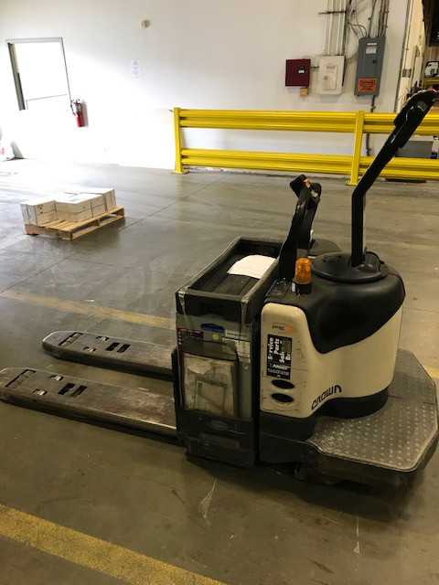 2005 Crown PE4500-60 rider pallet jack, Hanover (Baltimore), MD - MANUAL PALLET JACKS
