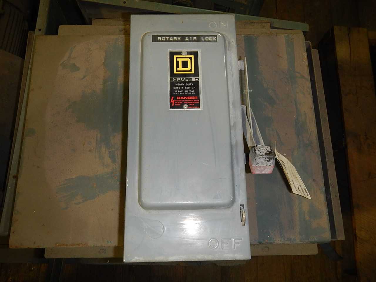 30 Amp Square-D Safety Switch - DISCONNECT SWITCHES