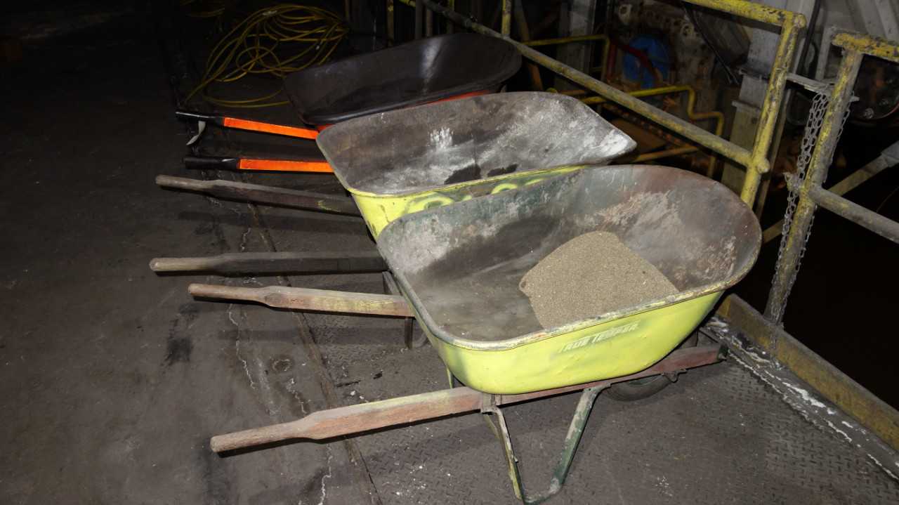 LOT OF 3 WHEELBARROWS - MISCELLANEOUS