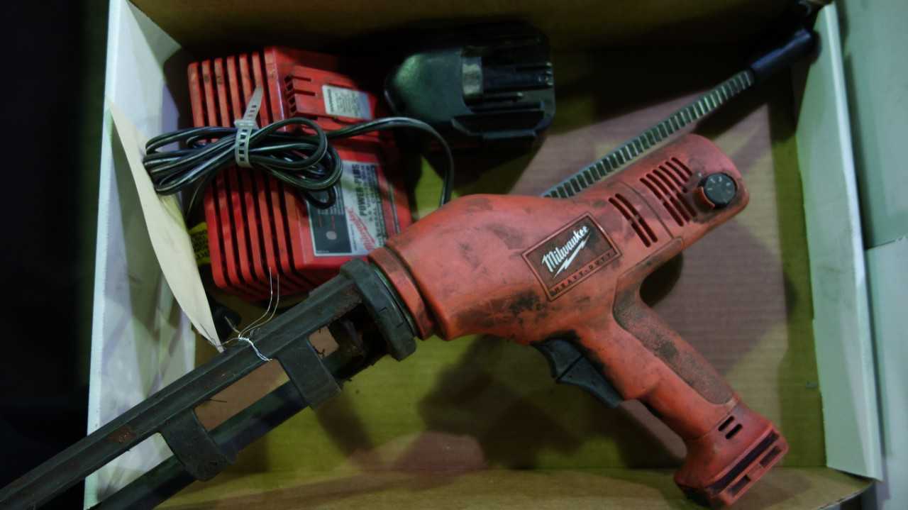 MILWAUKEEE 6562-21 CORDLESS CAULK AND ADHESIVE GUN W/ BATTERY AND CHARGER - ELECTRIC POWER TOOLS