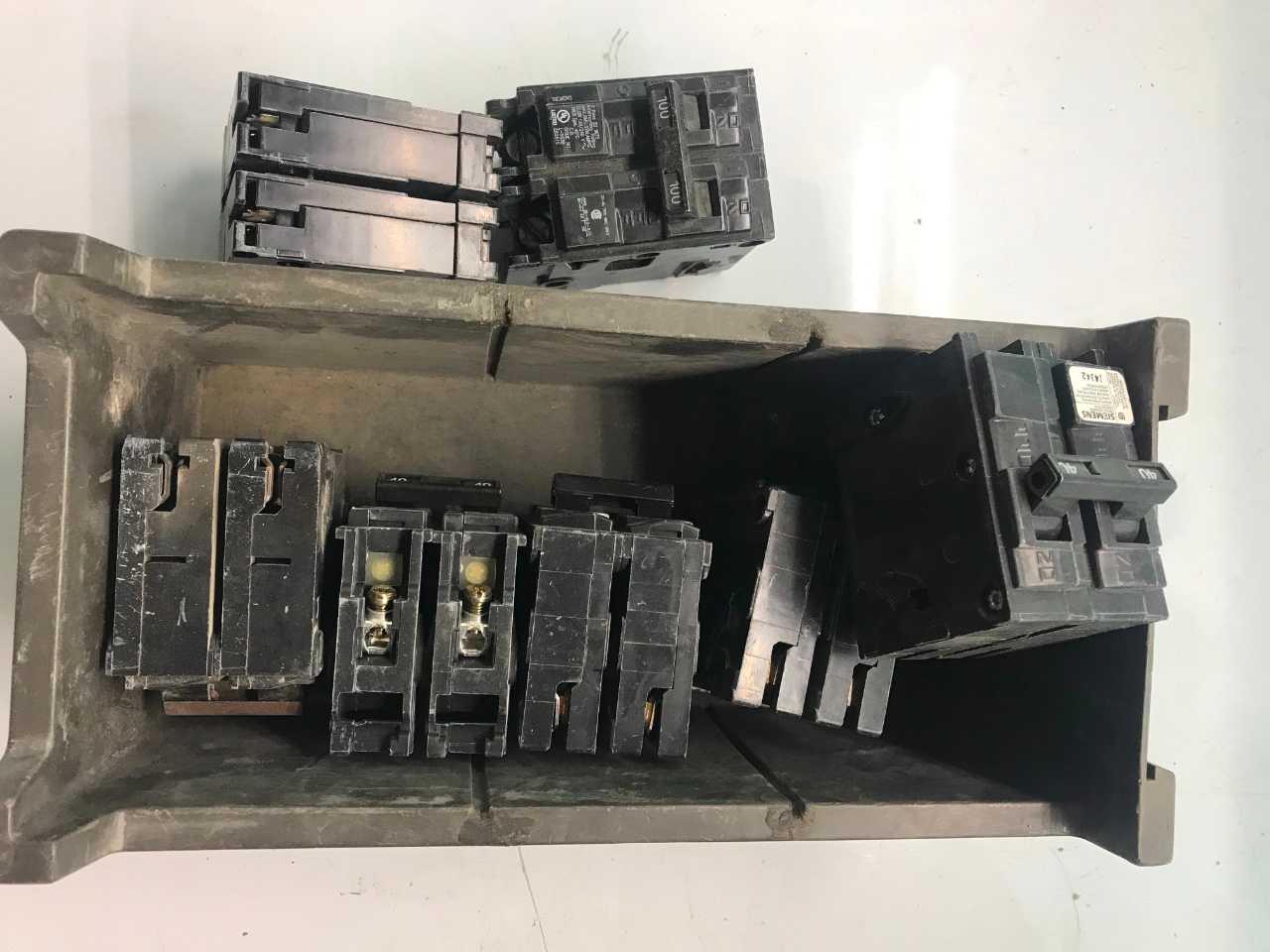 VARIOUS SIEMENS 2 POLE CIRCUIT BREAKERS (QTY 7) - CIRCUIT BREAKERS