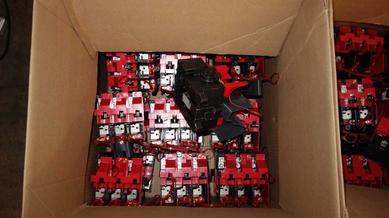 LOT OF 2 BOXES OF EATON C361NC 30A DISCONNECT SWITCHES - DISCONNECT SWITCHES