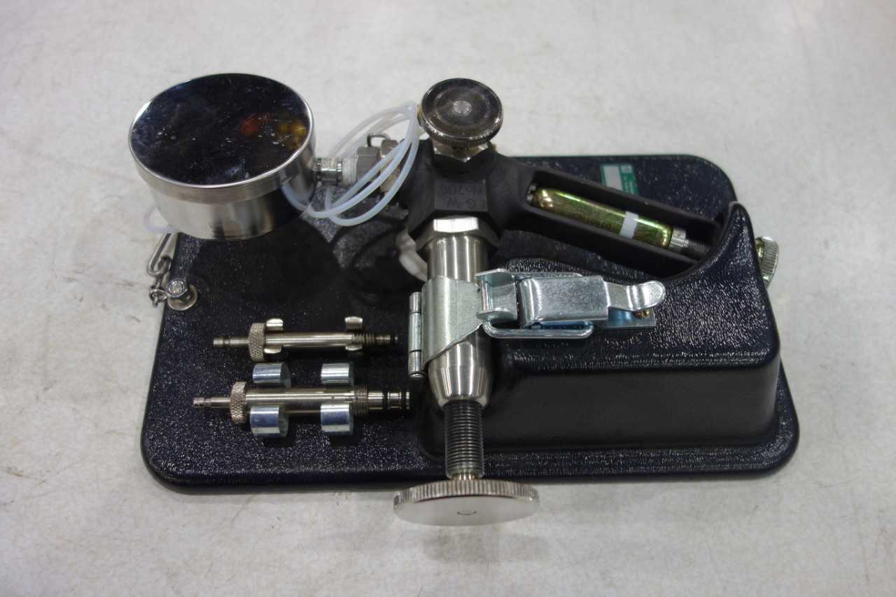 Graham-White 706-000 Air Gauge and Pressure Switch Tester with Holster - INSTRUMENTATION