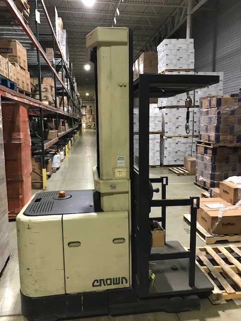 2001 Crown SP3020-30 order picker Valley View OH - ORDER PICKER