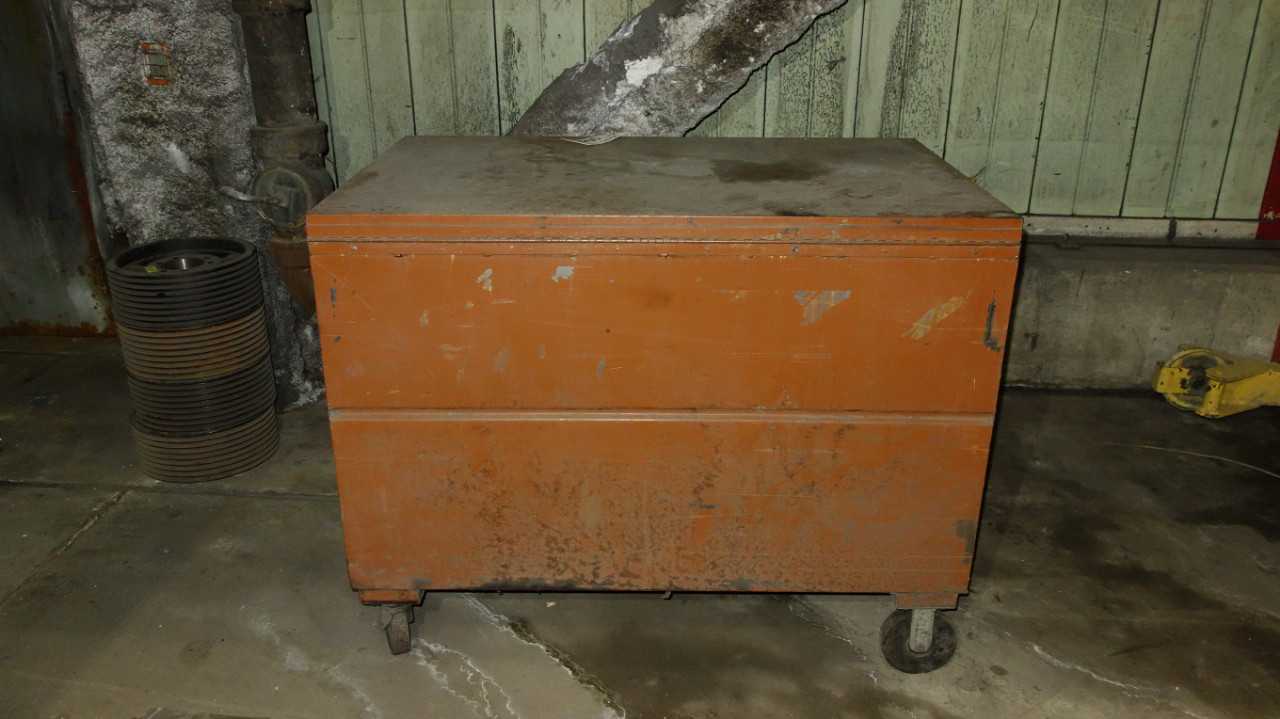 KNACK JOB BOX WITH HARDWARE AND PIPE (MISSING WHEEL) - MISCELLANEOUS