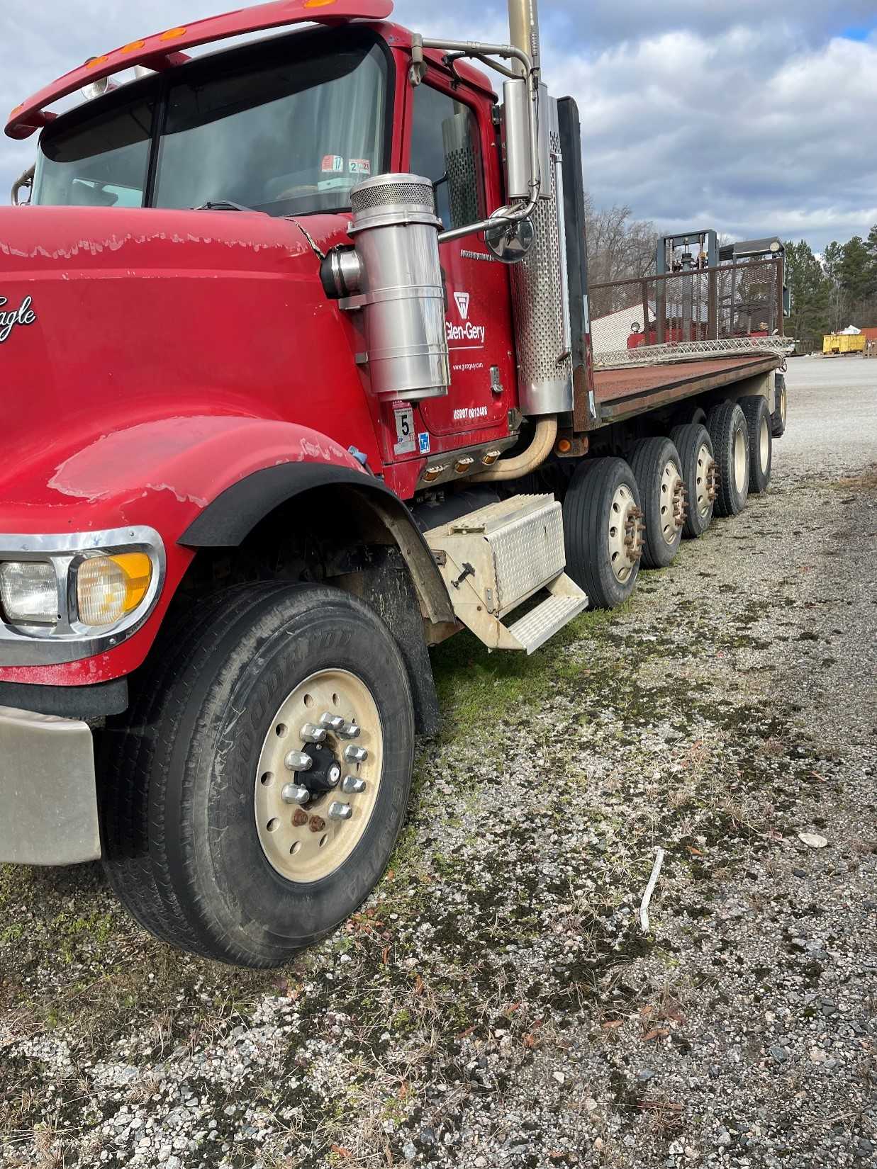 2003 International Flatbed Truck - FLATBED TRUCKS