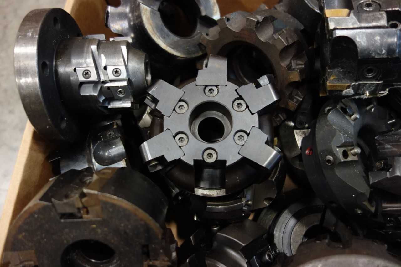 LOT OF ASSORTED SURFACE MILLS AND CUTTERS - KENNAMETAL, MITSUBISHI - MACHINING ACCESSORIES & TOOLING