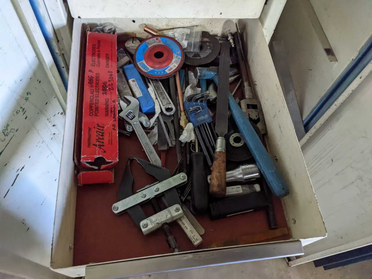 7 DRAWER TOOL CABINET LOCKER WITH CONTENTS, ASSORTED TOOLS, SOCKETS, SAWS, WRENCHES, CLAMPS - TOOL STORAGE