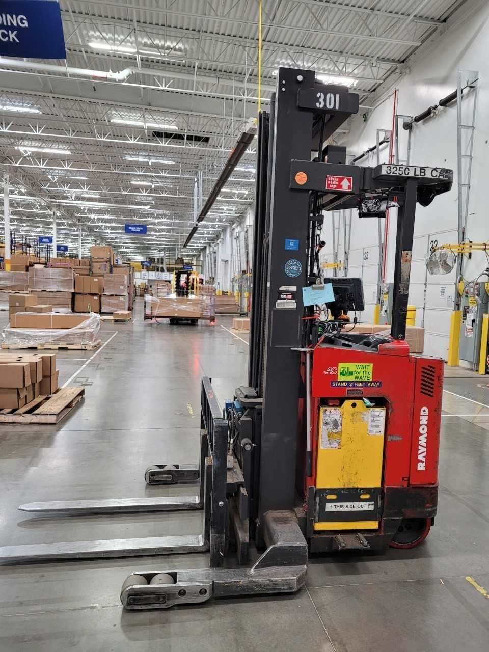 Raymond 4500# Straddle Reach Truck - REACH TRUCKS