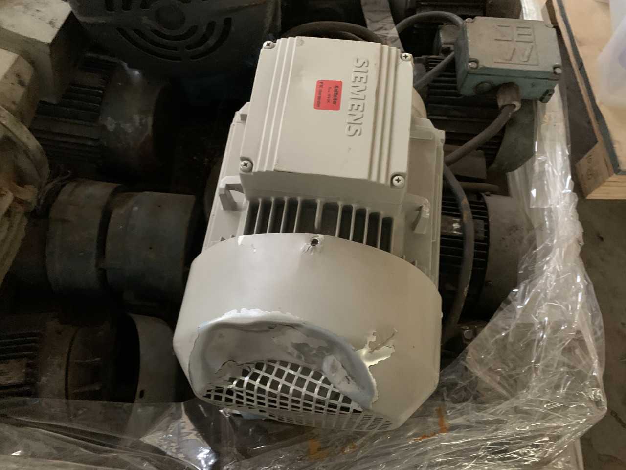PALLET OF USED MOTORS SIEMENS SEW-EURODRIVE VARIOUS SIZES - ELECTRIC MOTORS