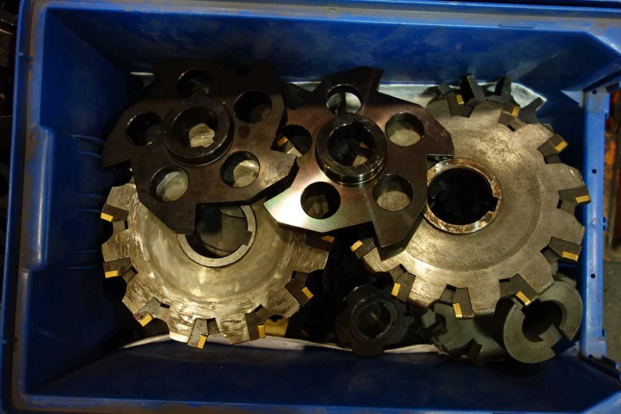 LOT OF ASSORTED CUTTERS, FACE MILLS, ATTACHMENTS - ELECTRIC POWER TOOLS