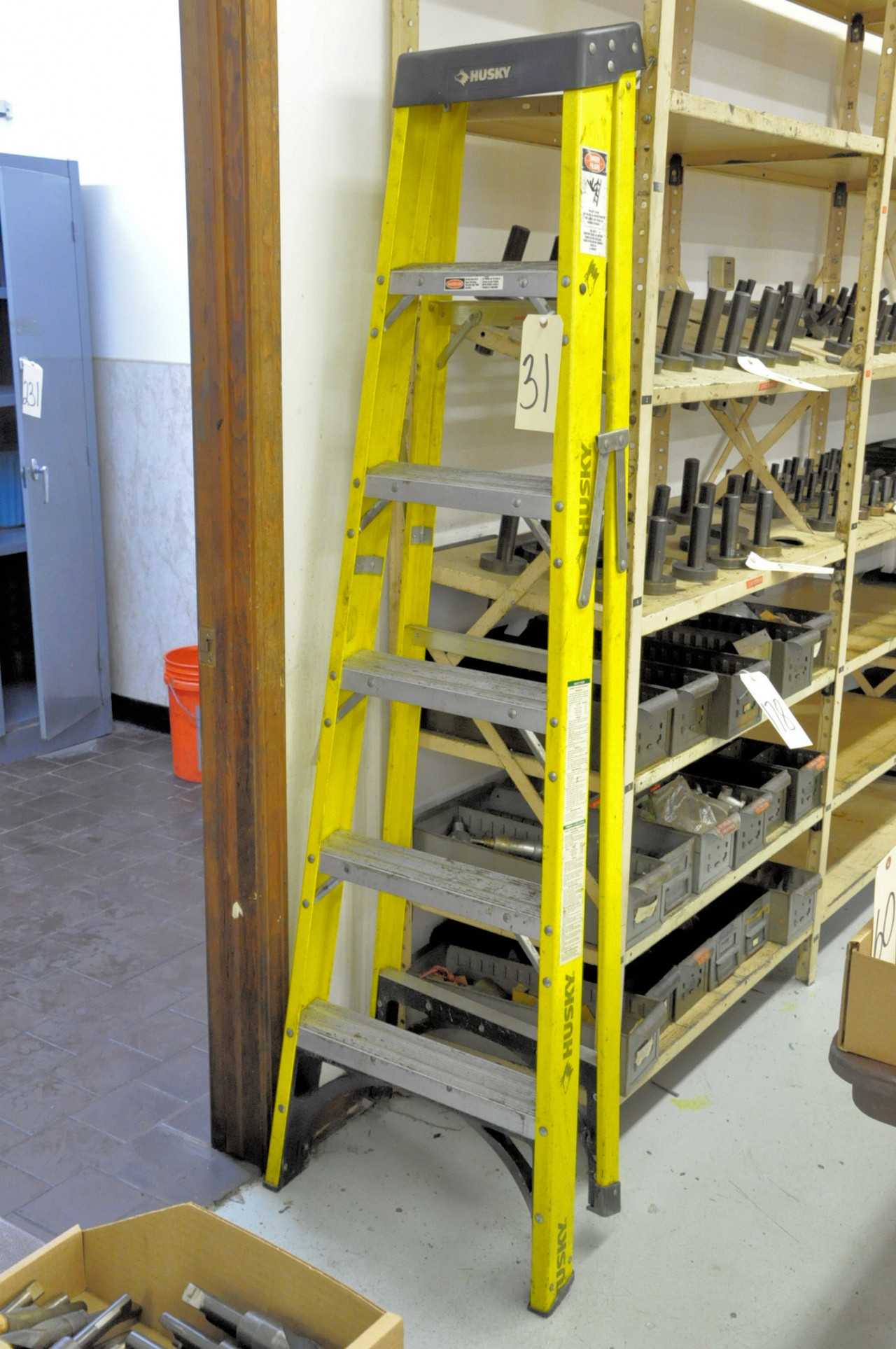 HUSKY 6' Fiberglass Step Ladder - MATERIAL HANDLING